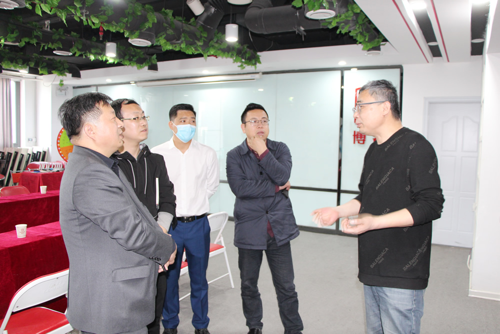 河南省紡織建筑設(shè)計(jì)院李鵬飛院長(zhǎng)一行五人蒞臨博容參觀(guān)考察